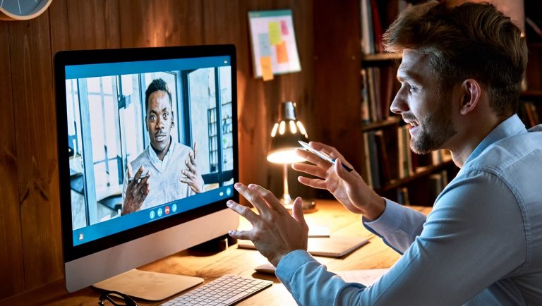 Como se preparar para uma entrevista online para que nada dê errado