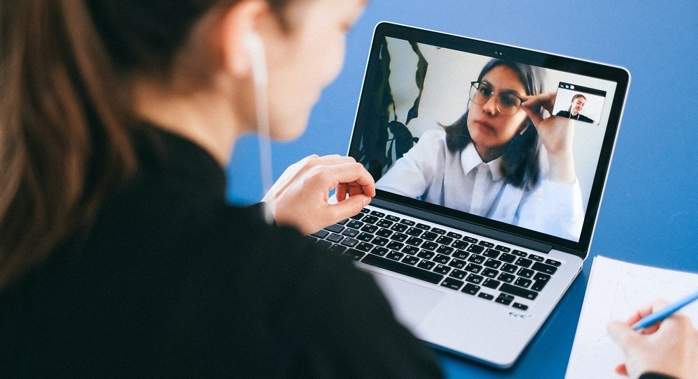 Como se preparar para uma entrevista online para que nada dê errado