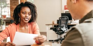 Quais são as perguntas mais comuns em entrevistas de emprego e como se preparar